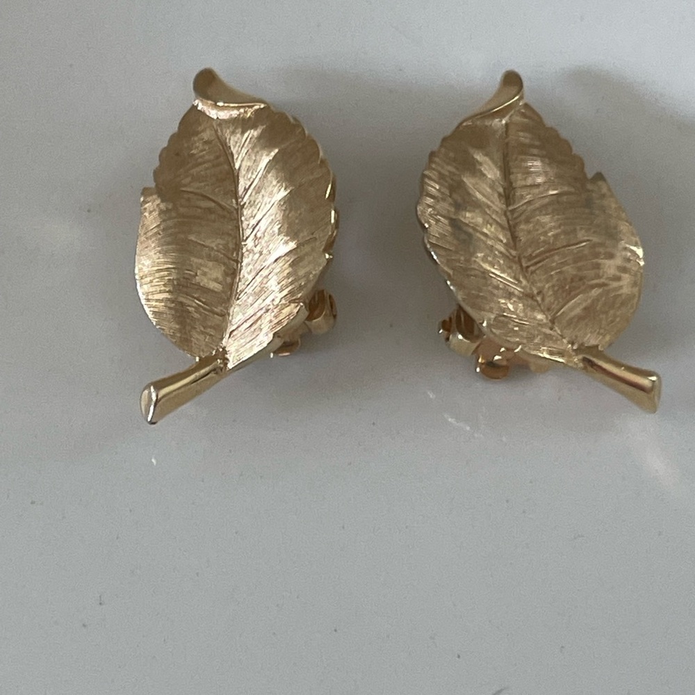 Vintage Goldtone Trifari Leaf Clip On Earrings
